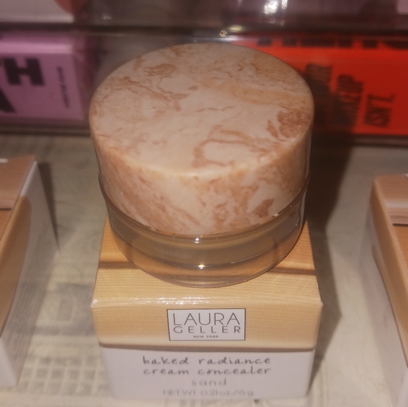 Laura Geller Baked Radiance Concealer in Sand - Picture 2 of 2